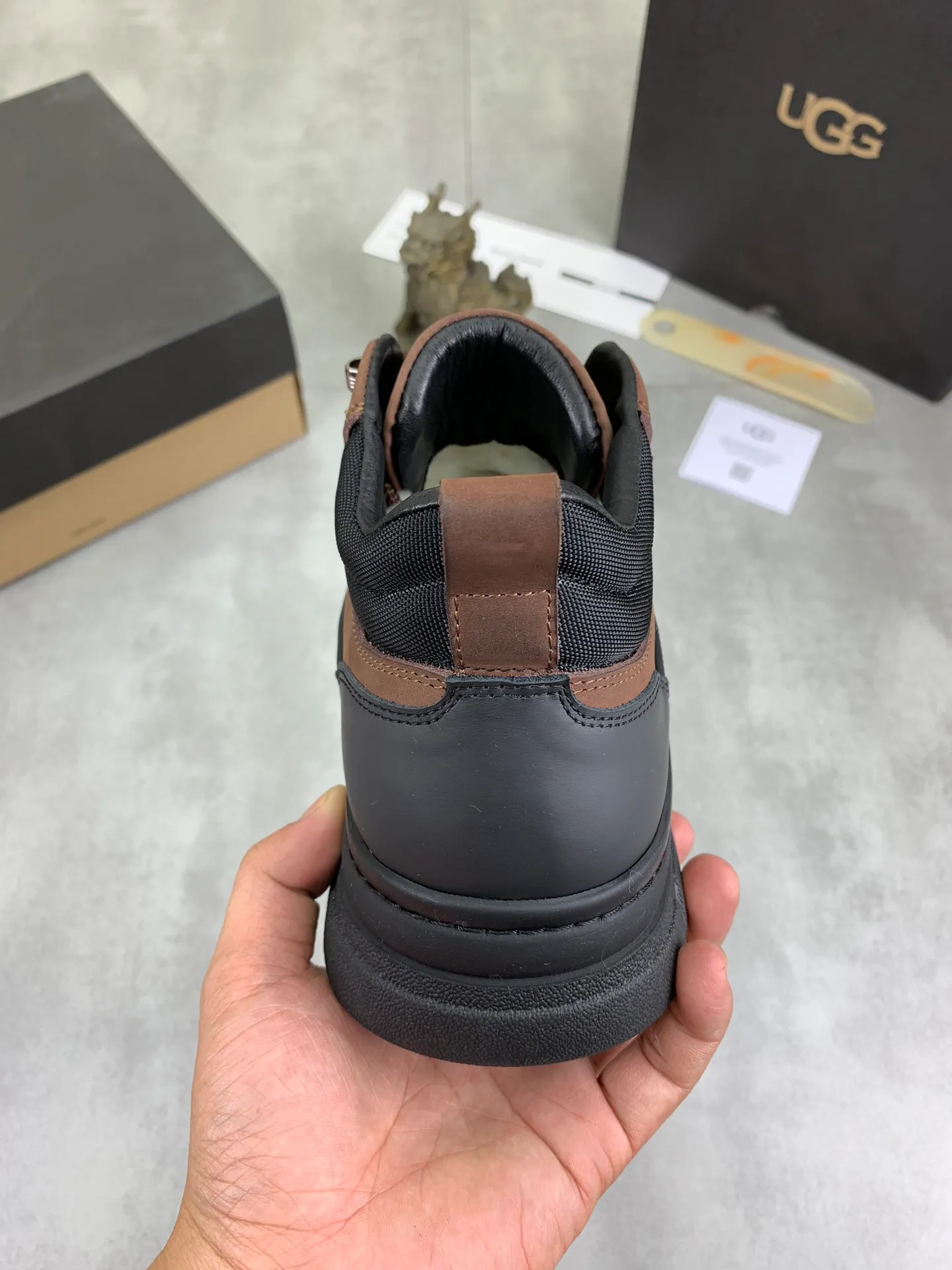 Men's Men's Shoes P620 [New Style] 💰 🆘 "Real Wool" [UGG] 👉 Popular men's shoes official website synchronization 🔰 Genuine quality [proud] is not comparable to the imitations in the general market 🌀 The upper is imported Italian frosted cowhide, and the lining: foot pad 🅰️ grade 🐑 real wool 👻 Only Grade A can show the effect The hand feels smooth and delicate 🔱The shoe shape is grand, only genuine factories can achieve it 🎄The perfect toughness of the original outsole 👻⬛️ allows customers to bid farewell to one-time consumption. Real wool lining, super warm. 3️⃣Colors available Sizes: 38-44
